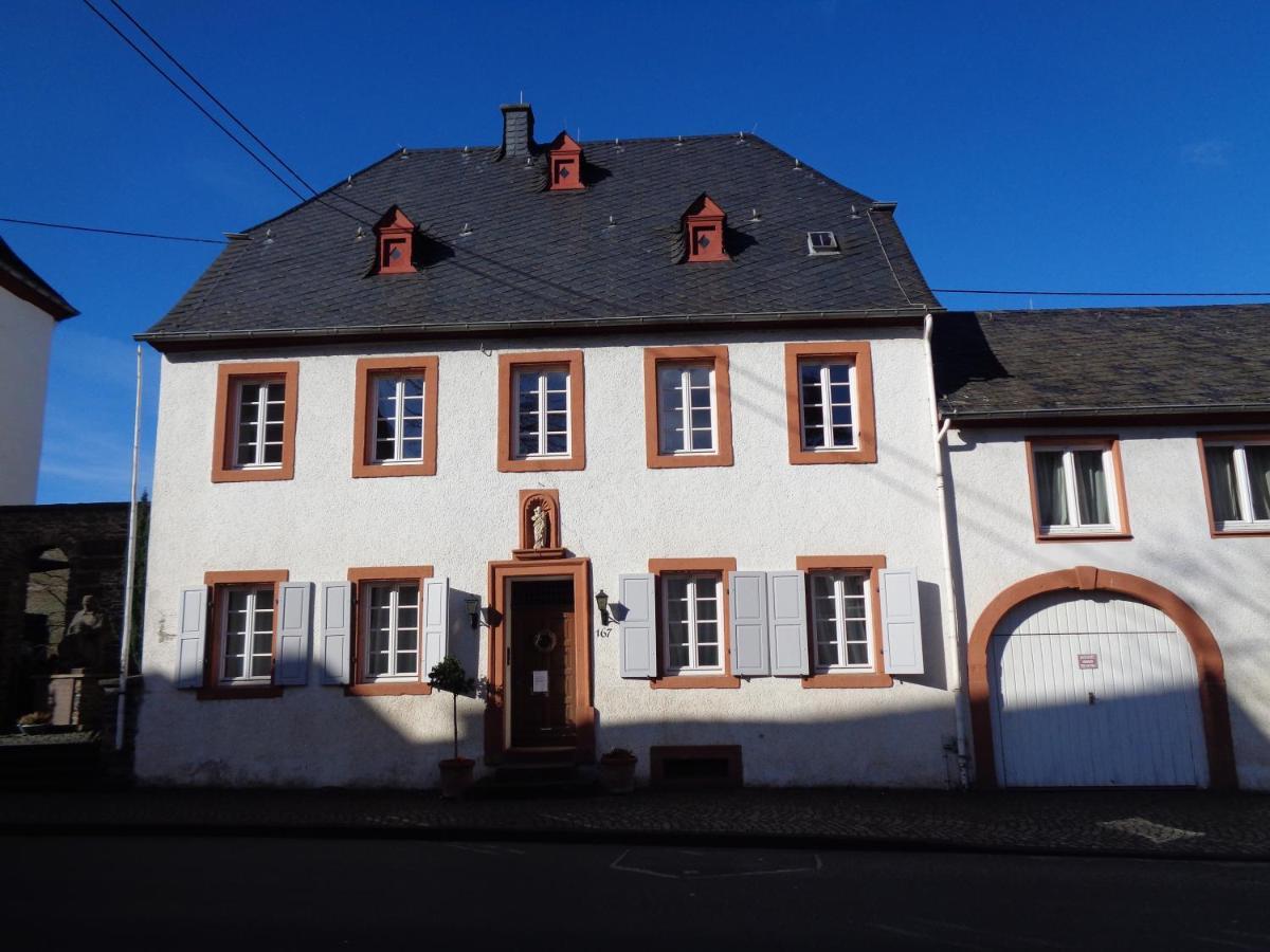 Ferienwohnung Altes Pfarrhaus Mit Flair Und Moselblick Brauneberg Bagian luar foto