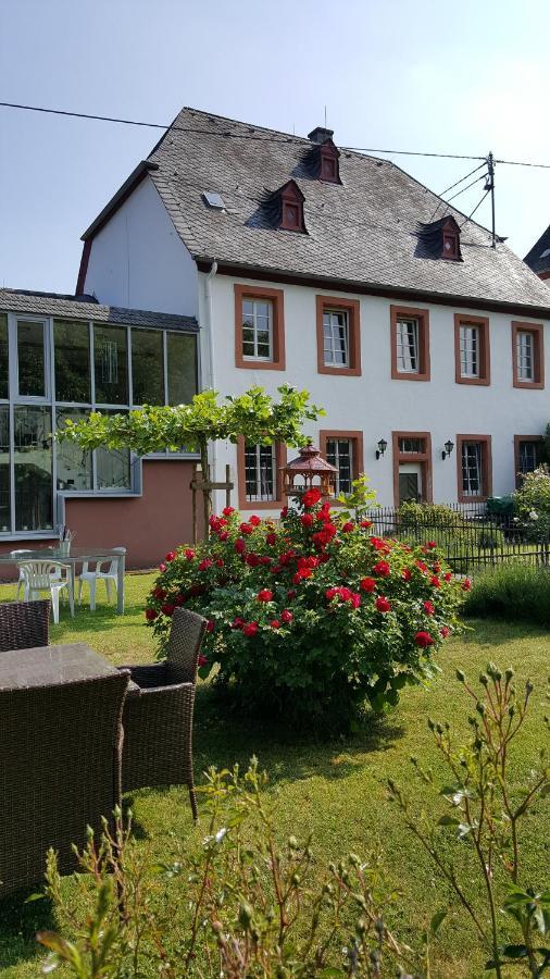 Ferienwohnung Altes Pfarrhaus Mit Flair Und Moselblick Brauneberg Bagian luar foto