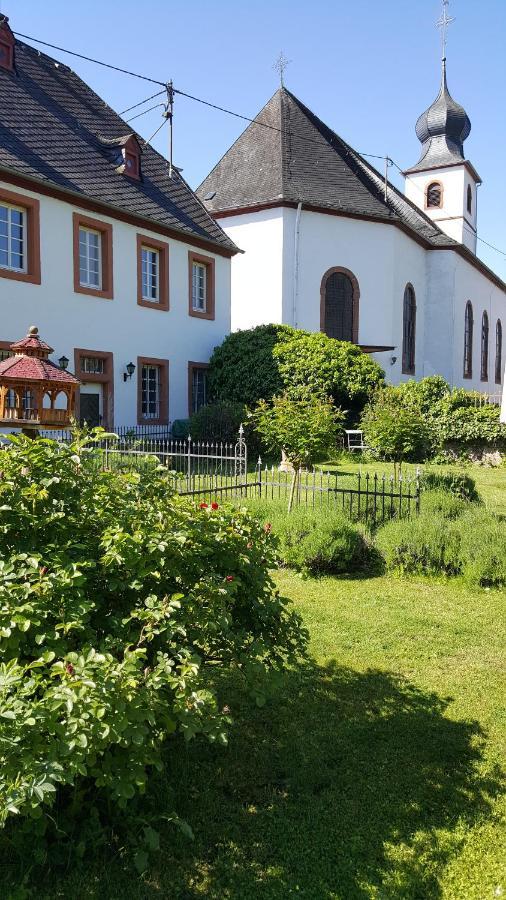 Ferienwohnung Altes Pfarrhaus Mit Flair Und Moselblick Brauneberg Bagian luar foto