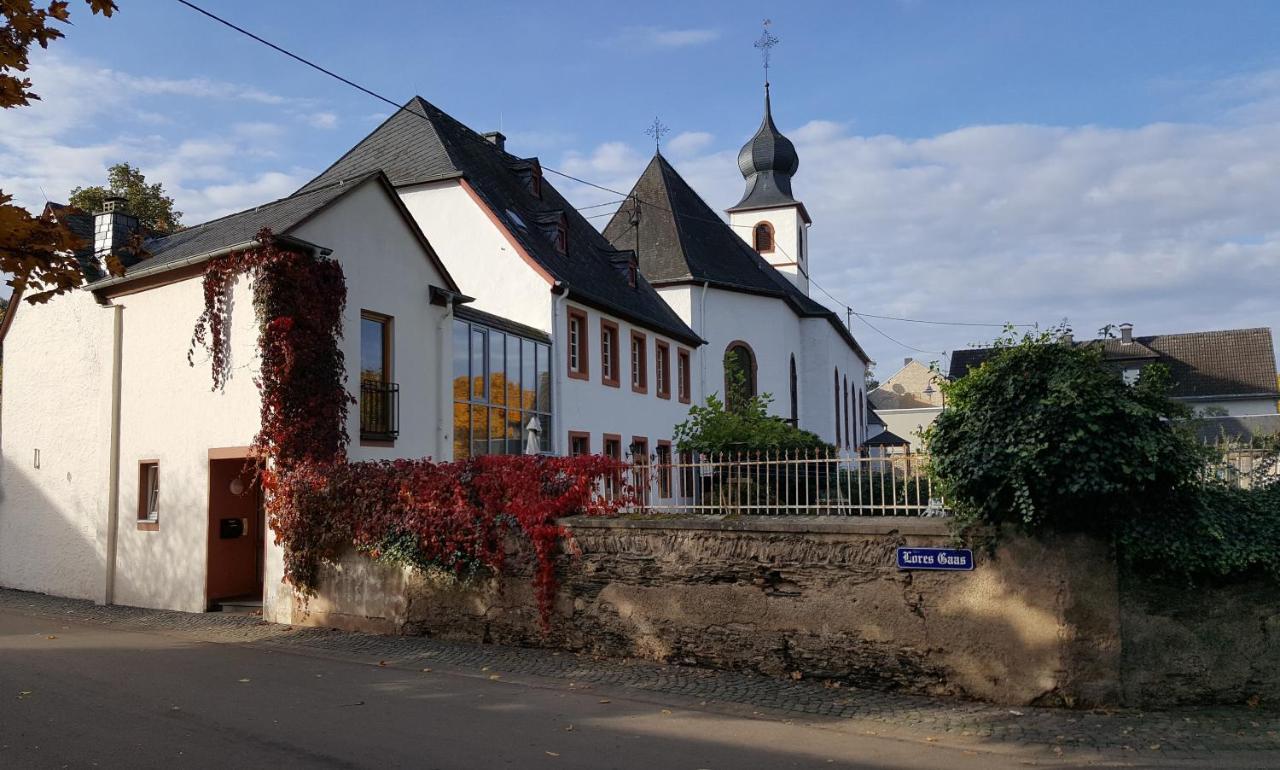 Ferienwohnung Altes Pfarrhaus Mit Flair Und Moselblick Brauneberg Bagian luar foto