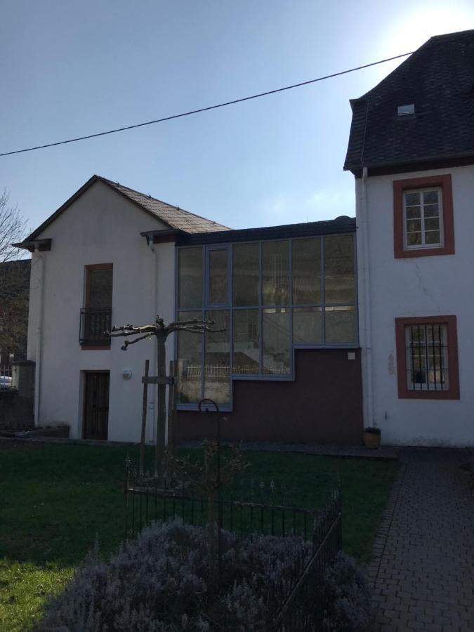Ferienwohnung Altes Pfarrhaus Mit Flair Und Moselblick Brauneberg Bagian luar foto