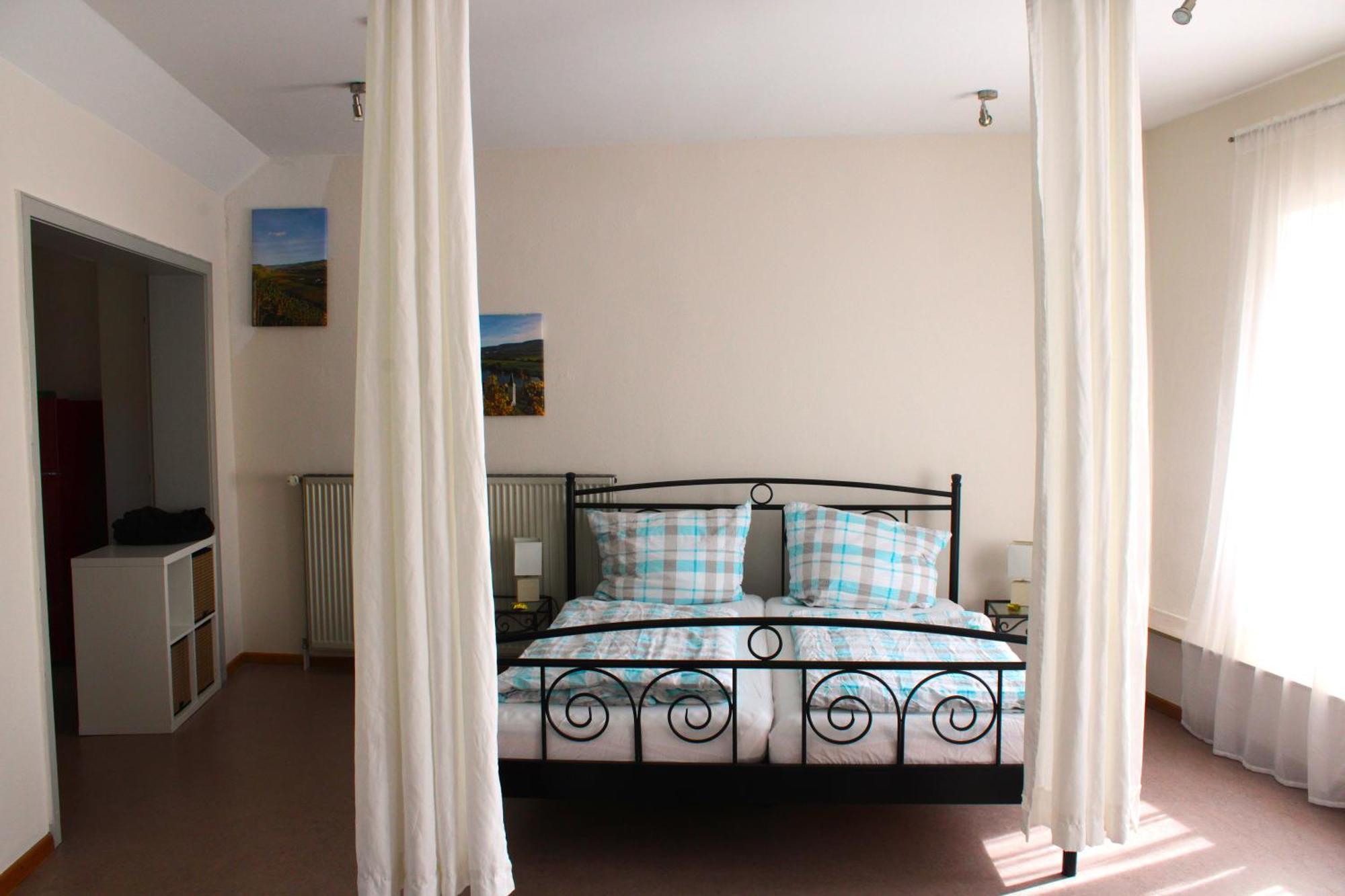Ferienwohnung Altes Pfarrhaus Mit Flair Und Moselblick Brauneberg Bagian luar foto